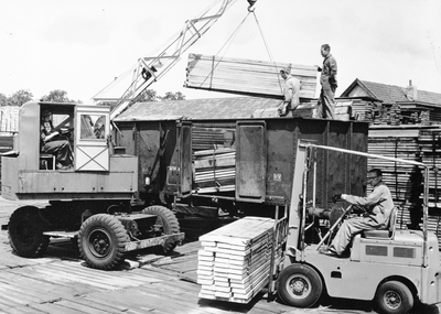 171040 Afbeelding van het laden van een open goederenwagen met hout te Amersfoort.